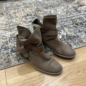 UGG Chunky Heel Ankle Bootie-Women’s 6